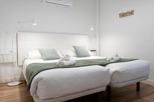 une chambre avec un grand lit avec des serviettes dessus dans l'établissement TeruelHOME I Con Encanto y parking, à Teruel