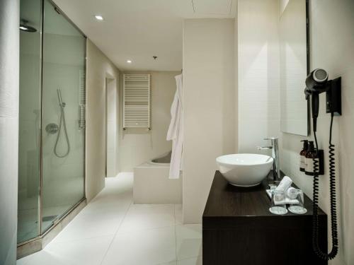 Bilik mandi di NH Collection Budapest City Center