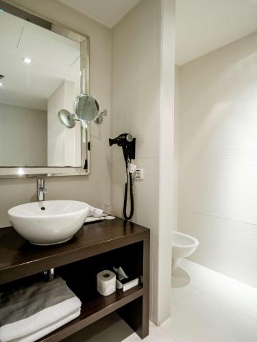 Bilik mandi di NH Collection Budapest City Center