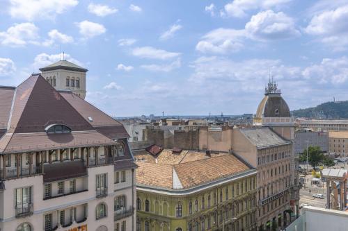 Pemandangan umum bagi Budapest atau pemandangan bandar yang diambil dari hotel