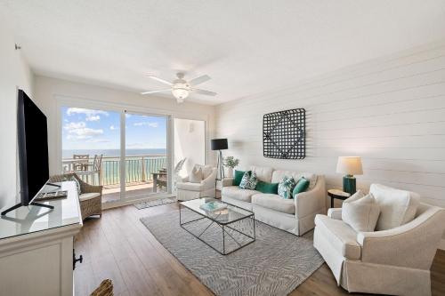 salon z kanapą i telewizorem w obiekcie HP 34W On the Shore by 30A Escapes w mieście Rosemary Beach