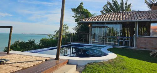 una casa con piscina vicino all'oceano di Casa Jardim Mar a Anchieta