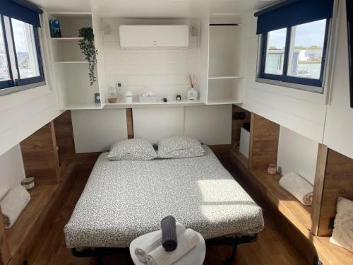 ボルドーにあるPénichette cosy bassins à flots, proche de la cité du vinの小さな家の中にある小さなベッドルーム1室(ベッド1台付)
