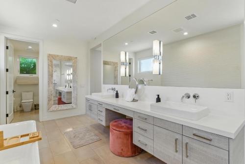 Baño blanco con 2 lavabos y espejo grande en Luxury Stay with Pool, Spa, Fire Pit, Outdoor Lounge & Stunning Ocean Views, Encinitas Retreat, en Green Valley Mobile Estates