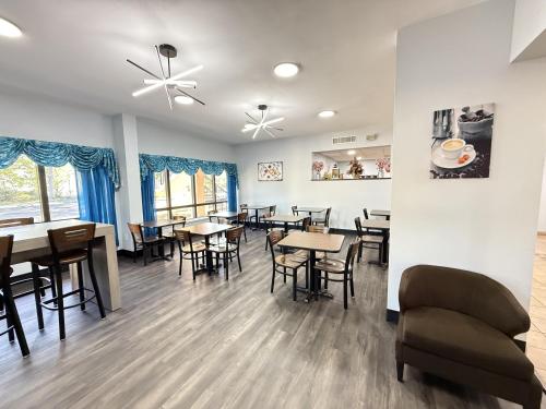Χώρος καθιστικού στο Baymont by Wyndham Tallahassee