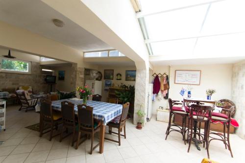 a dining room with a table and chairs at Sobe Andreis in Vela Luka
