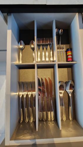 a drawer with spoons and forks and spoons at Chalé Vivenda dos Ventos in Serra de São Bento