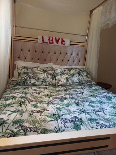 un lit dans une chambre avec un couvre-lit à motifs de zèbres dans l'établissement Pebs one bedroom apartment, à Mombasa