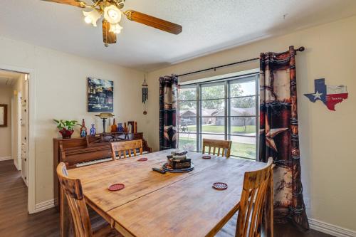 Un lugar para sentarse en Home with Backyard Oasis Less Than 7 Mi to ATandT Stadium!