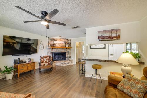 Una cocina o cocineta en Home with Backyard Oasis Less Than 7 Mi to ATandT Stadium!