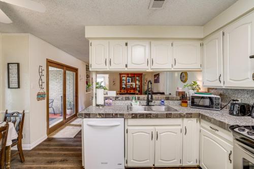 Una cocina o cocineta en Home with Backyard Oasis Less Than 7 Mi to ATandT Stadium!