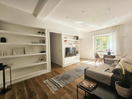 Μια τηλεόραση ή/και κέντρο ψυχαγωγίας στο Piramide Elegance Apartment