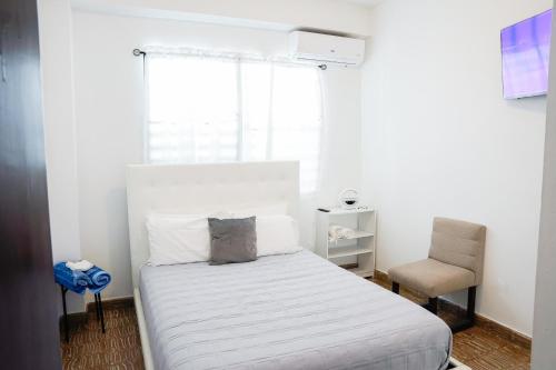 Un pat sau paturi într-o cameră la Beach & Nightlife at Your Doorstep!