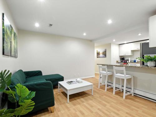 Dapur atau dapur kecil di Walk to METRO - Quiet 1BR with Sauna Rock Creek Park