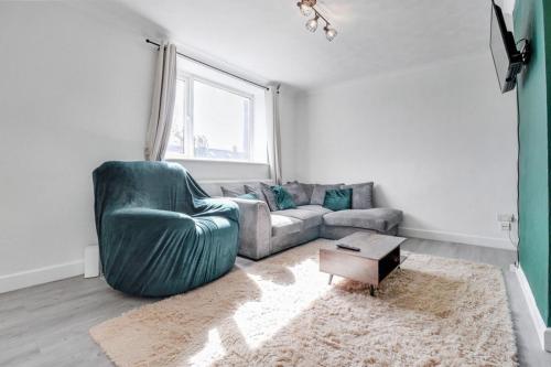 Posezení v ubytování Modern 3BR Escape, Work & Relax, Fast Links to London, Free Parking