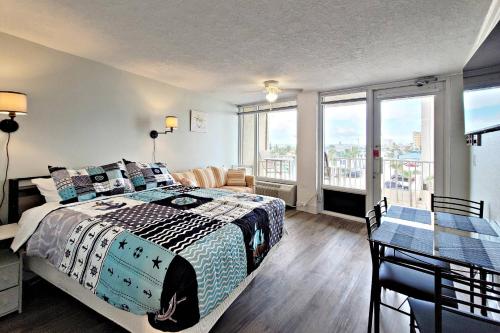 een slaapkamer met een bed en een eetkamer met een tafel bij Pirates Cove Condo Unit #401 in Halifax Estates