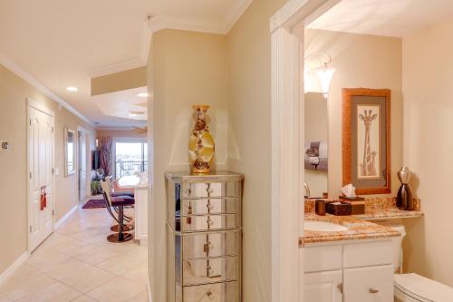 Ένα μπάνιο στο Walk to Beach Top-Floor Condo in Lake Havasu City