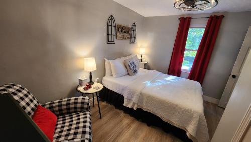En eller flere senge i et værelse på The Cottage