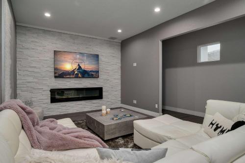 Luxury 6BR Villa w Pool & Cinema 4mi to Disney photo 36
