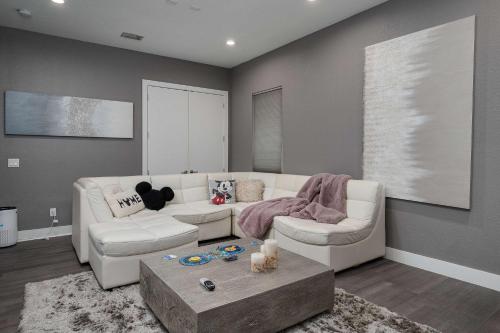 Luxury 6BR Villa w Pool & Cinema 4mi to Disney photo 37