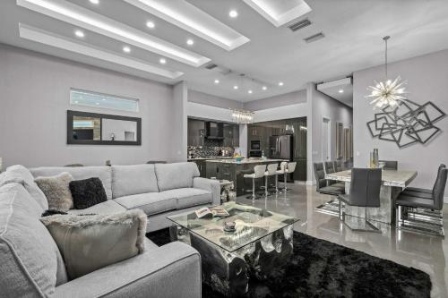 Luxury 6BR Villa w Pool & Cinema 4mi to Disney photo 42