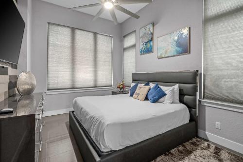 Luxury 6BR Villa w Pool & Cinema 4mi to Disney photo 51