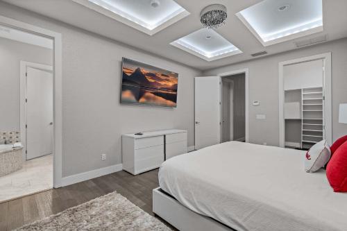 Luxury 6BR Villa w Pool & Cinema 4mi to Disney photo 52