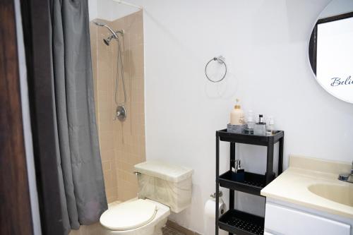 Vannituba majutusasutuses Beach & Nightlife at Your Doorstep