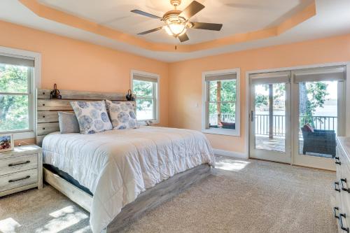 Postel nebo postele na pokoji v ubytování Private Patio, Fire Pit Gem on Lake of the Ozarks