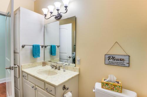 Koupelna v ubytování Private Patio, Fire Pit Gem on Lake of the Ozarks