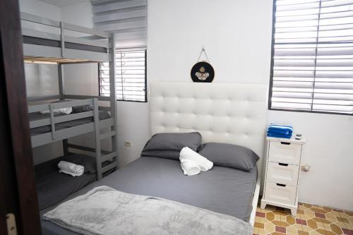 Voodi või voodid majutusasutuse Beach & Nightlife at Your Doorstep toas