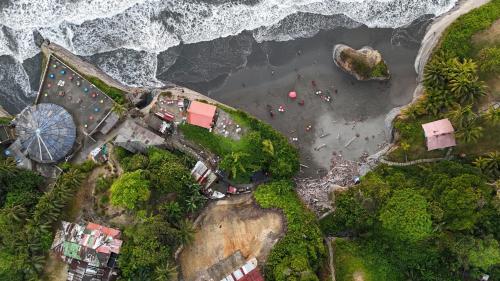 an aerial view of a beach and the ocean at SURF HOUSE ESTILO LIBRE in Buenaventura