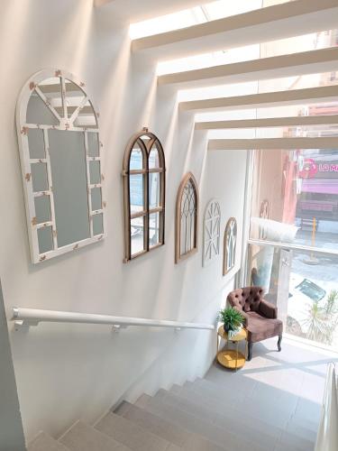 a stairway with two mirrors and a chair in a room at Hotel Tamtokow in Ciudad Valles