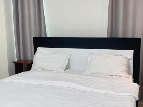 Postel nebo postele na pokoji v ubytování KIGALI DYNAMICs HOMES AND HOTEL