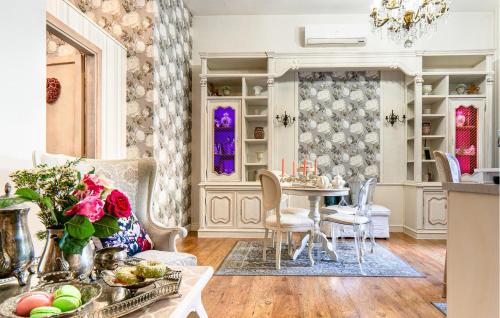Un comedor con mesa y sillas en Andry House Casa Vacanze, en Roma
