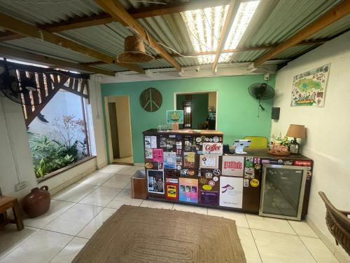 Kuchyň nebo kuchyňský kout v ubytování Ragamuffin Hostel