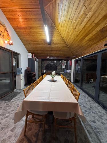 Un restaurante o sitio para comer en Čerevićki Raj