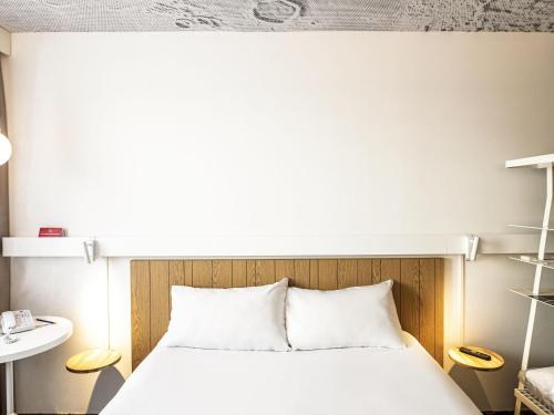 a bedroom with a bed in a room at Hotel Ibis Krakow Centrum in Kraków