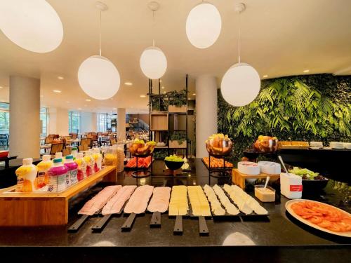 a restaurant with food and drinks on display at ibis Sao Paulo Congonhas in Sao Paulo