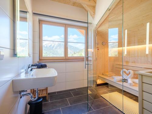un baño con lavabo y ducha en Haus Hestia, en Donnersbachwald