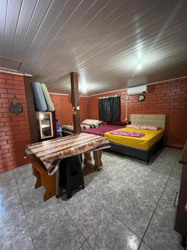 una camera con due letti e un tavolo di FLAT - ALUGO POR DIAS - Sua casa de praia te espera! a Balneário Barra do Sul
