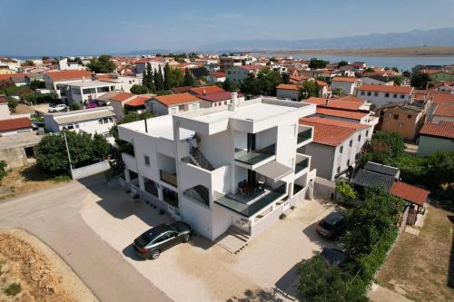 Apartments with parking spaces Vir - 12692