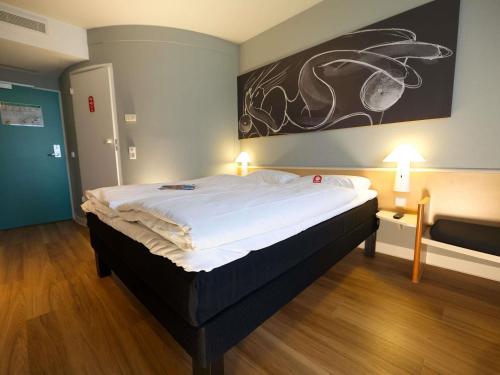 Una cama o camas en una habitación de ibis Köln Messe