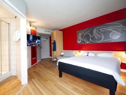 Una cama o camas en una habitación de ibis Köln Messe
