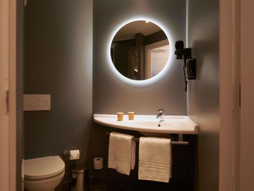 a bathroom with a sink and a mirror at Ibis Madrid Aeropuerto Barajas in Madrid
