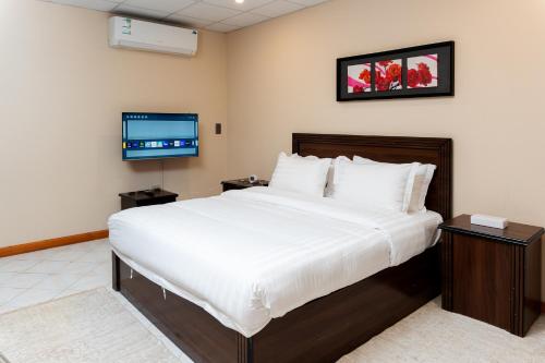Postel nebo postele na pokoji v ubytování Al Thill Serviced Apartments الظل للشقق المخدومة