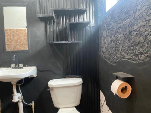 a bathroom with a white toilet and a sink at Bonita habitación a 3 min Del Word Trade Center in Veracruz