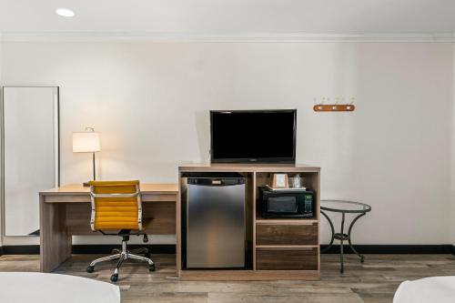 TV a/nebo společenská místnost v ubytování Americas Best Value Inn and Suites -Yucca Valley