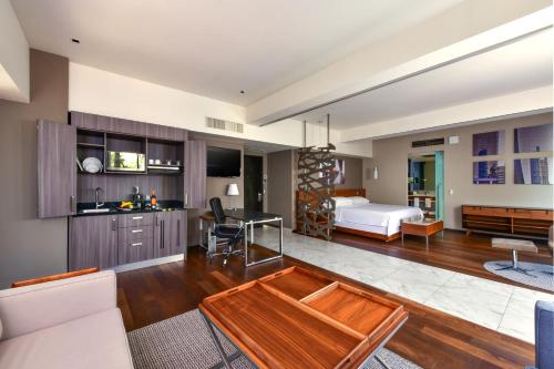a living room with a kitchen and a bedroom at Krystal Grand Suites Insurgentes in Mexico City