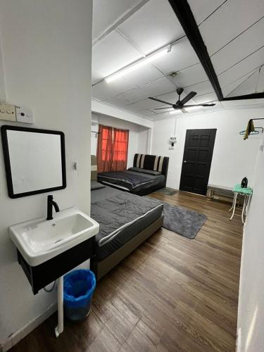 Katil atau katil-katil dalam bilik di Roomstay Kuala Nerus Gated Parking - 6m to Beach & 15m to Drawbridge